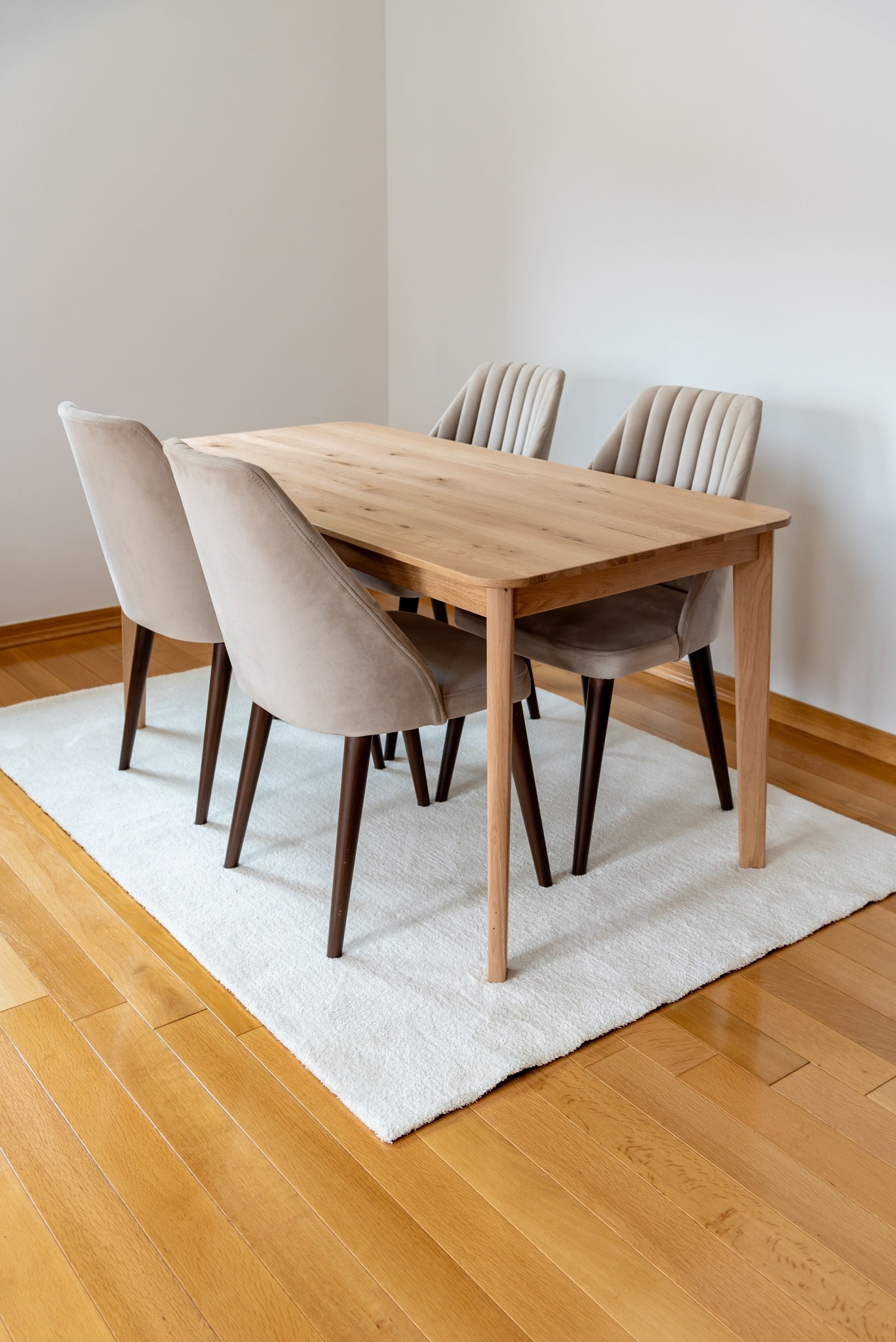 Miam Wooden table with chairs