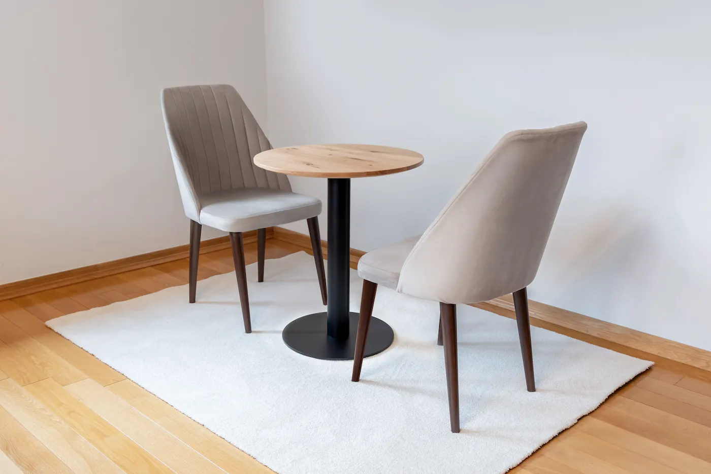 MIAM — Runder Stehtisch Round Bar aus massiver Eiche, Bild 3