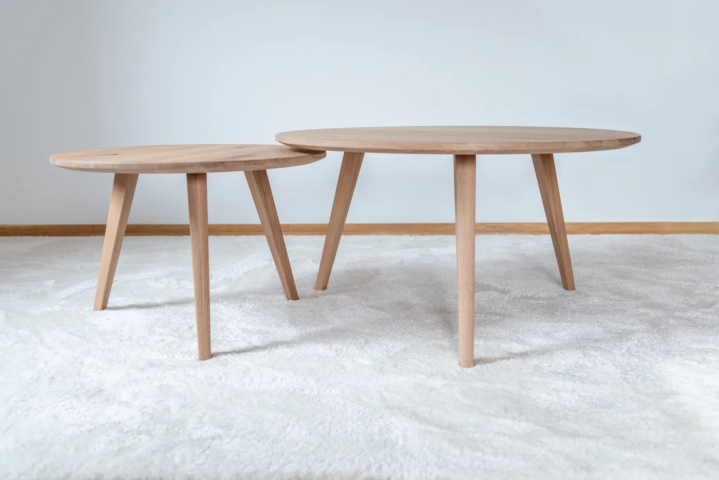 Round Club, Set aus zwei runden Couchtischen aus massiver Eiche